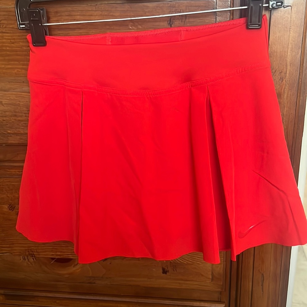 Nike Women’s tennis skirt in red